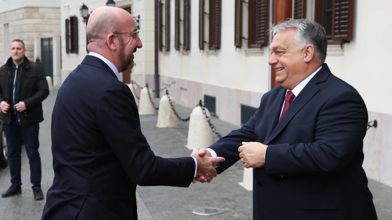 Jäsemaiden muodostaman Eurooppa-nevoston puheenjohtaja Charles Michel (vasemmalla) on ennen huippukokousta turhaan yrittänyt taivutella Unkarin Viktor Orbánia hyväksymään Ukrainalle myönnettävät tuet.