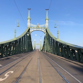 Vapauden silta eli Szabadság hid yhdistää Gellert-hotellin ja suuren kauppahallin ja ylittää Tonavan kohdassa, jonka tuntumasta kansannnousu alkoi vuonna 1956.