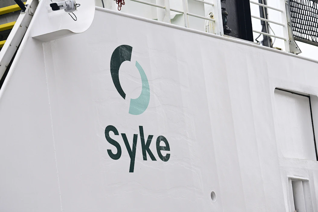 Suomen ympäristökeskus kaavailee mittavia irtisanomisia. Kuvassa Syken logo merentutkimusalus Arandan kyljessä.