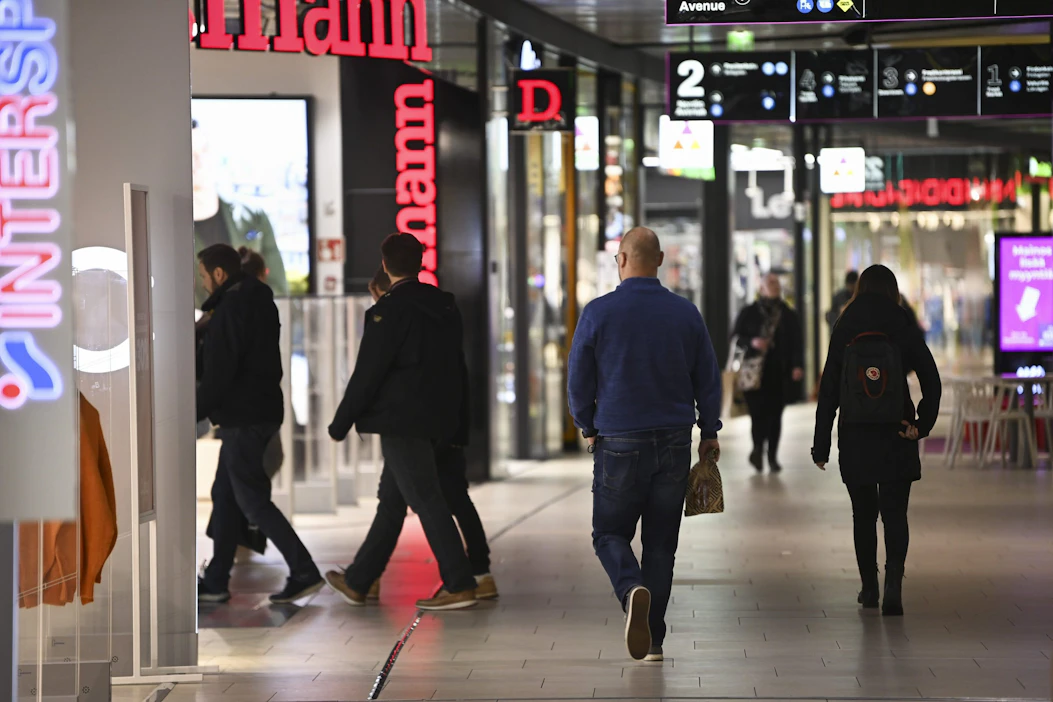 Kansantalouden ennusteen mukaan loppuvuonna nähdään myös kuukausia, jolloin inflaatio kohoaa yli 10 prosenttiin verrattuna vuodentakaisiin hintoihin. LEHTIKUVA / Emmi Korhonen.