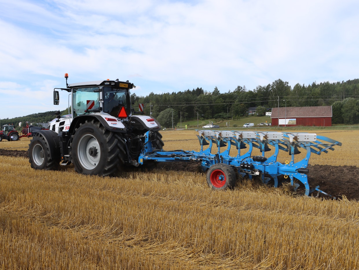 Lemken Juvel 7 -auran vetolaitteen säätövara on niin laaja, että vetotraktorin pyörät voivat olla joko tavanomaiseen tapaan vaossa tai sängellä. Sängellä ajettaessa traktorissa voidaan käyttää leveitä renkaita, mikä vähentää 5-teräisen nostolaiteauran aiheuttamaa tiivistymistä. Traktorissa on oltava automaattiohjaus, jotta työn jälki pysyy jatkuvasti samana. (Turun Konekeskus)