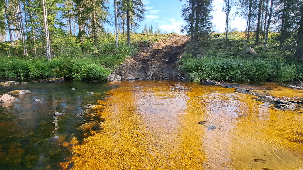 Metsäkoneella on ajettu Suomussalmen Hukkajoella raakkujen yli. Lisäksi jokeen oli ajourilta päätynyt runsaasti mutaa, hiekkaa ja hakkuutähteitä.