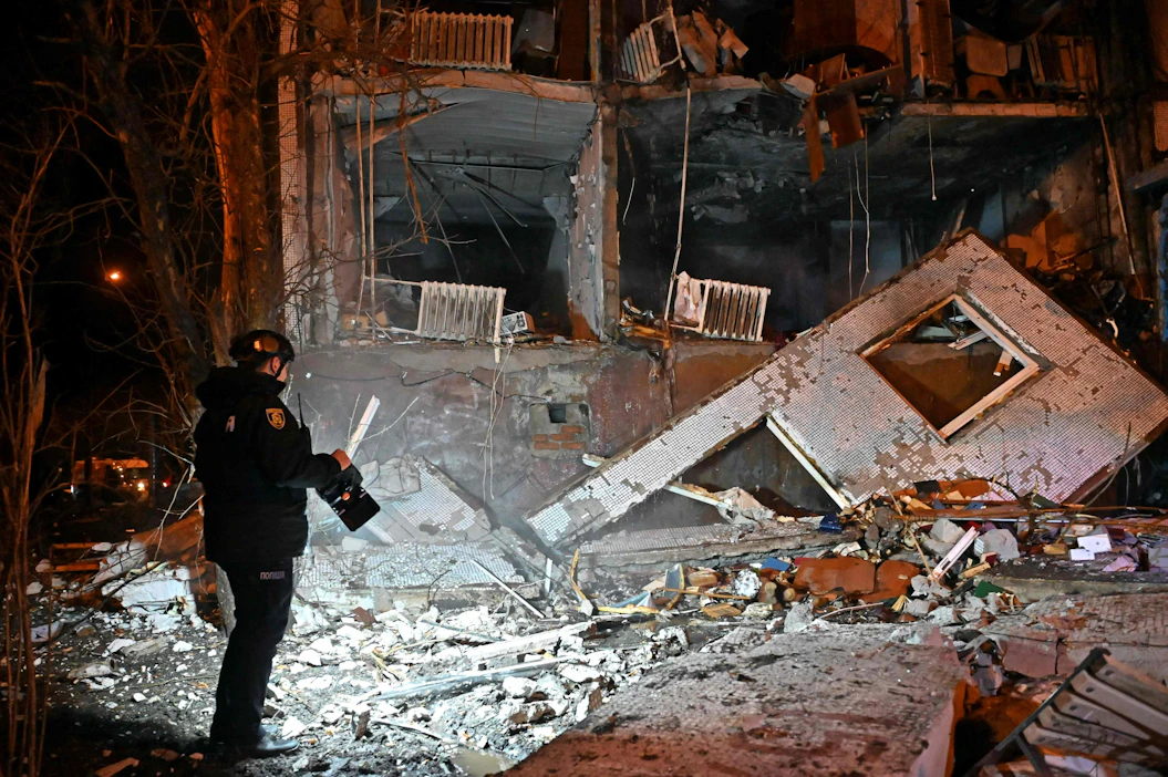 Ukrainalainen poliisi drooni-iskusta kärsineen rakennuksen luona Harkovassa. Kuva joulukuun 20. päivältä.