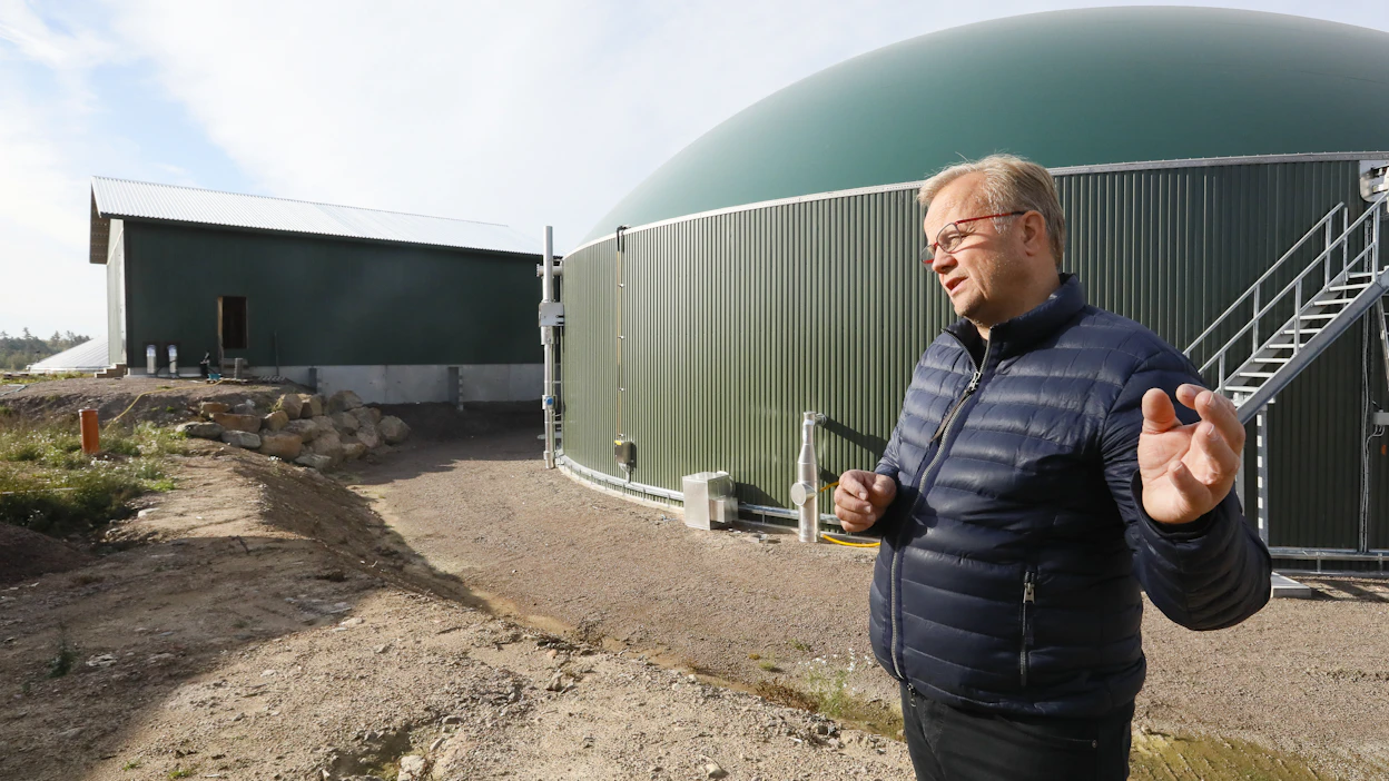 Wiklisoftin pääomistaja ja sikatilallinen Jyrki Heilä esittelee sikatilan biokaasulaitosta. Arkistokuva.