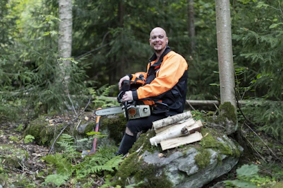Hanuristi Sami Perttula on rakennellut oman metsän puista muun muassa jatko-osan kuivaamoon sekä saunan. Myös polttopuiden teko on tuttua.