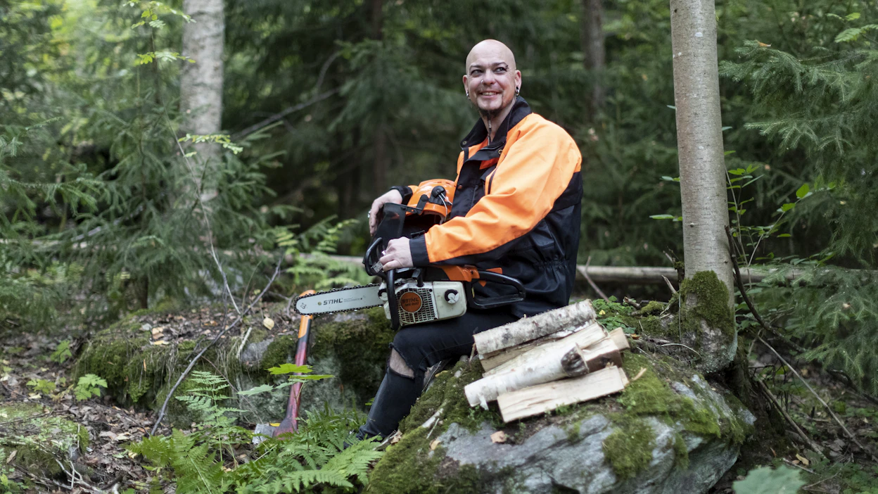 Hanuristi Sami Perttula on rakennellut oman metsän puista muun muassa jatko-osan kuivaamoon sekä saunan. Myös polttopuiden teko on tuttua.