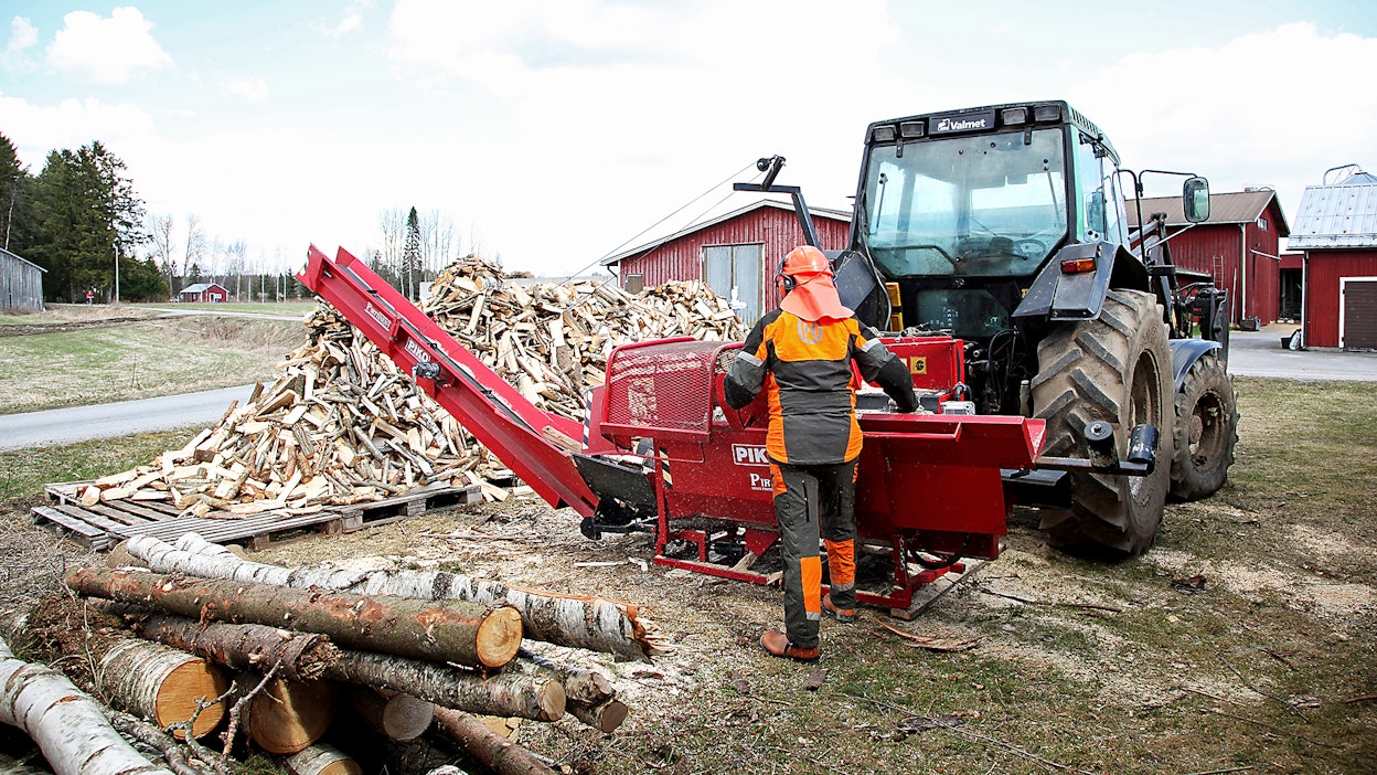 Kevät on polttopuiden teon sesonkiaikaa.