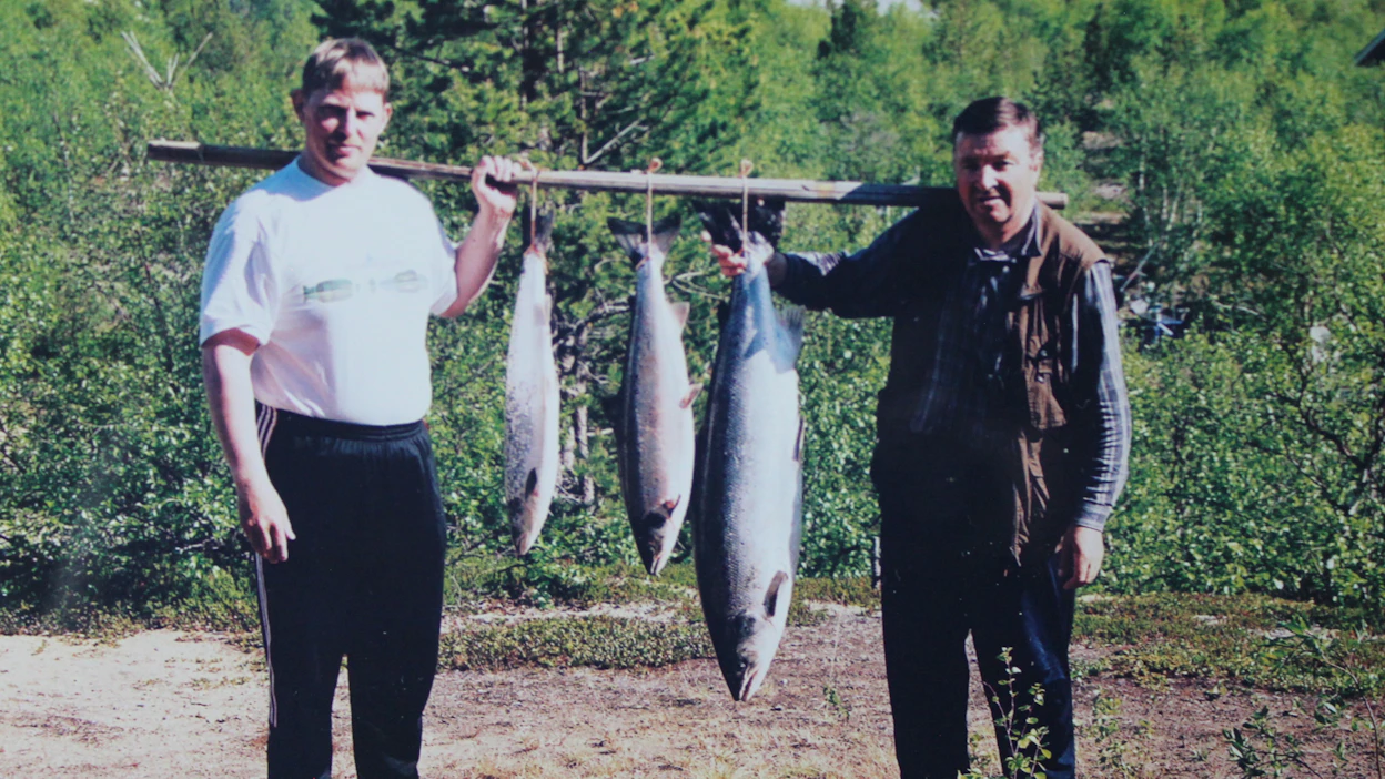 Kesällä 2003 pyydystetyt juhannuslohet. Kuvassa Erkki Jämbäck (vas.) ja Ramppa Tornberg.