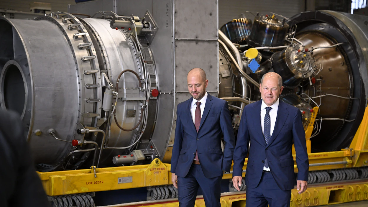 Saksan liittokansleri Olaf Scholz (oik.) ja Siemens Energyn toimitusjohtaja Christian Bruch esittelivät elokuun alussa Siemensin turbiinia, jonka huoltoon liittyviä epäselvyyksiä Venäjä käytti tekosyynä leikata kaasutoimituksia Nord Stream 1 -putken kautta. Nämä leikkaukset ovat koitumassa Fortumin omistaman Uniperin kohtaloksi.