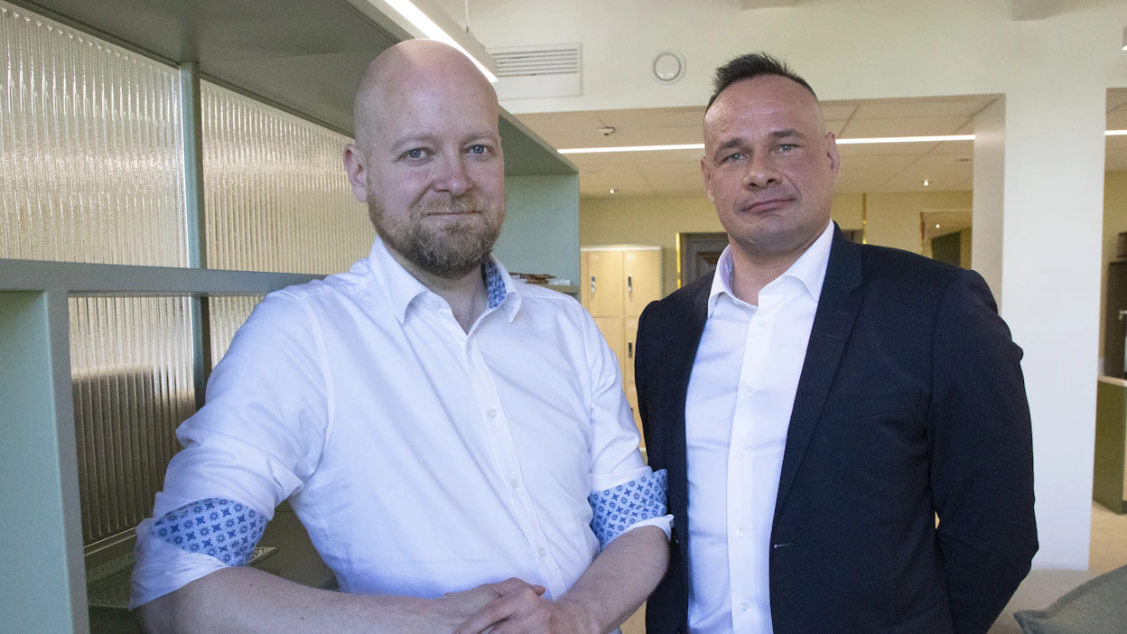 Vasemmistoliiton eurovaaliehdokas Jussi Saramo (vasemmalla) näki länsijoukkojen lähettämisen ajavan maailman suurempaan sotaan, kun taas perussuomalaisten ehdokas Mikko Polvinen (oikealla) ei rajaisi mitään Ukrainan tukemismuotoa pois.