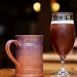 Sahtikultuuri kehittyy edelleen. Historiassa sahtia nautittiin muun muassa keraamisista mukeista, mutta nykyään olutlasi ajaa saman asian. 