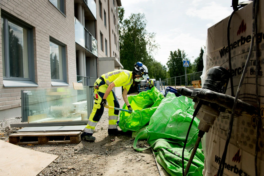 Lähes neljä viidestä SAK:n kyselyyn vastanneesta luottamushenkilöstä kertoi työpaikalleen palkattavan tänä kesänä kesätyöntekijöitä. LEHTIKUVA / Mikko Stig.