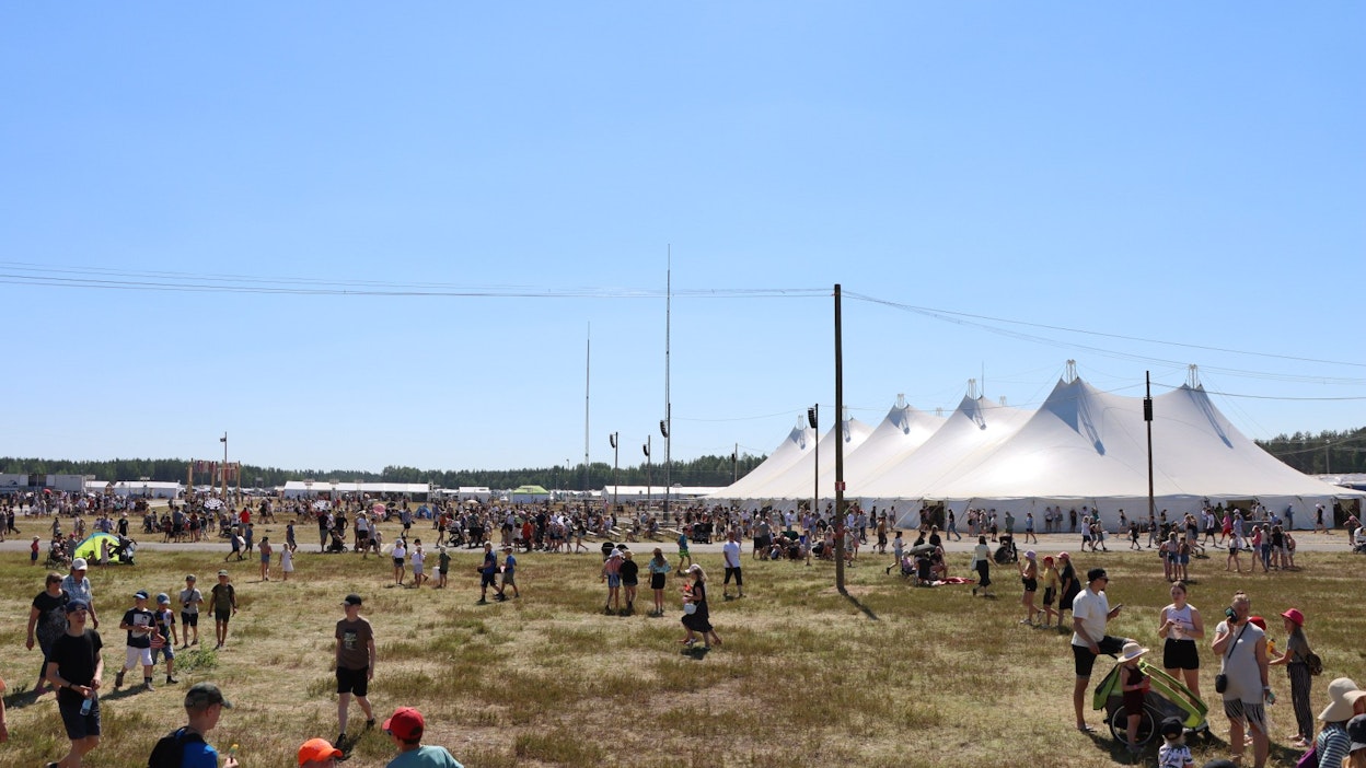 Ihmisiä kokoontui jo torstaina Lopelle aattoseuroihin. Lehtikuva / Rami Liehu.