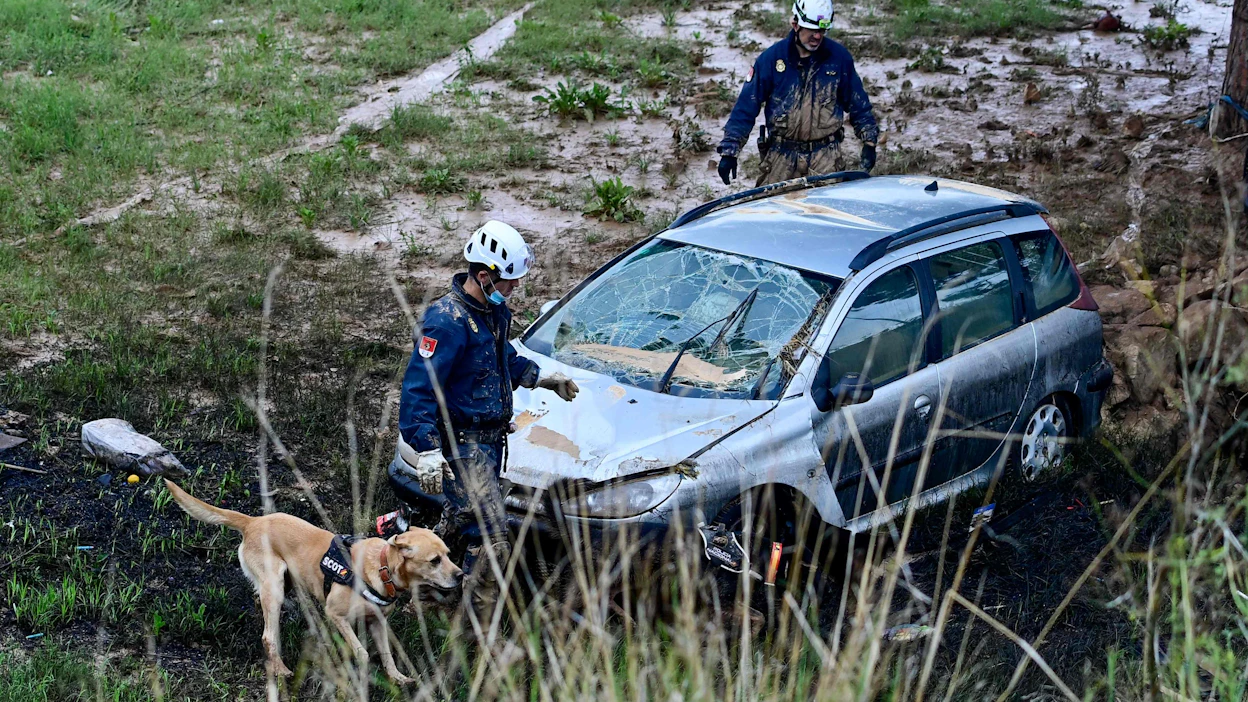 Espanjassa tulvauhrien etsinnät jatkuivat maanantaina muun muassa Alfafarissa Valenciassa. LEHTIKUVA/AFP .