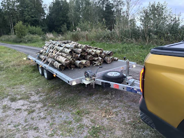 Otimme KGM:n täyssähköisen avolavan perään suurimman sallitun kuorman. Perävaunun 670 kilon omapaino jätti kuormalle noin 1 200 kiloa.