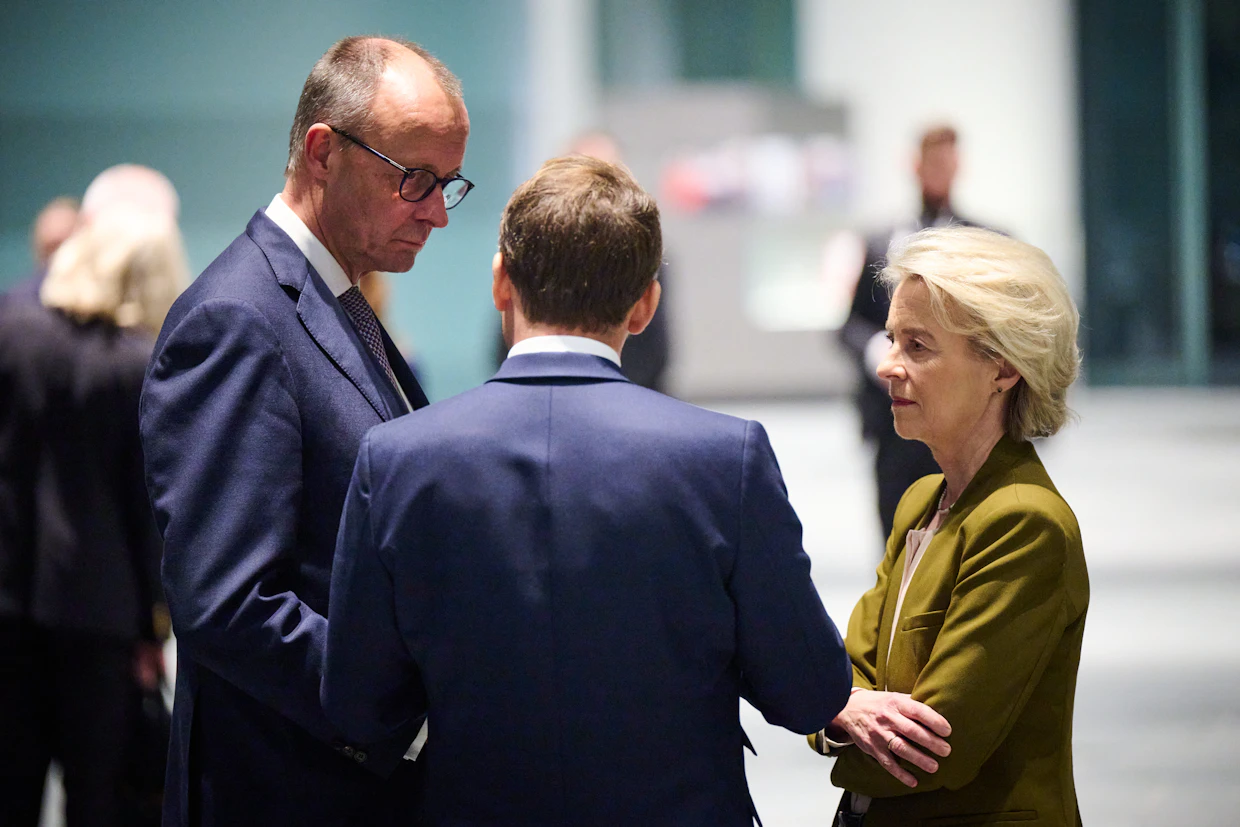 EU-johtajilla, Saksan Friedrich Merzillä (vas.), Ranskan Emmanuel Macronilla (Selin) ja EU-komission Ursula von der Leyenilla ei juurikaan ole mahdollisuuksia vaikuttaa Lähi-idän tilanteeseen.