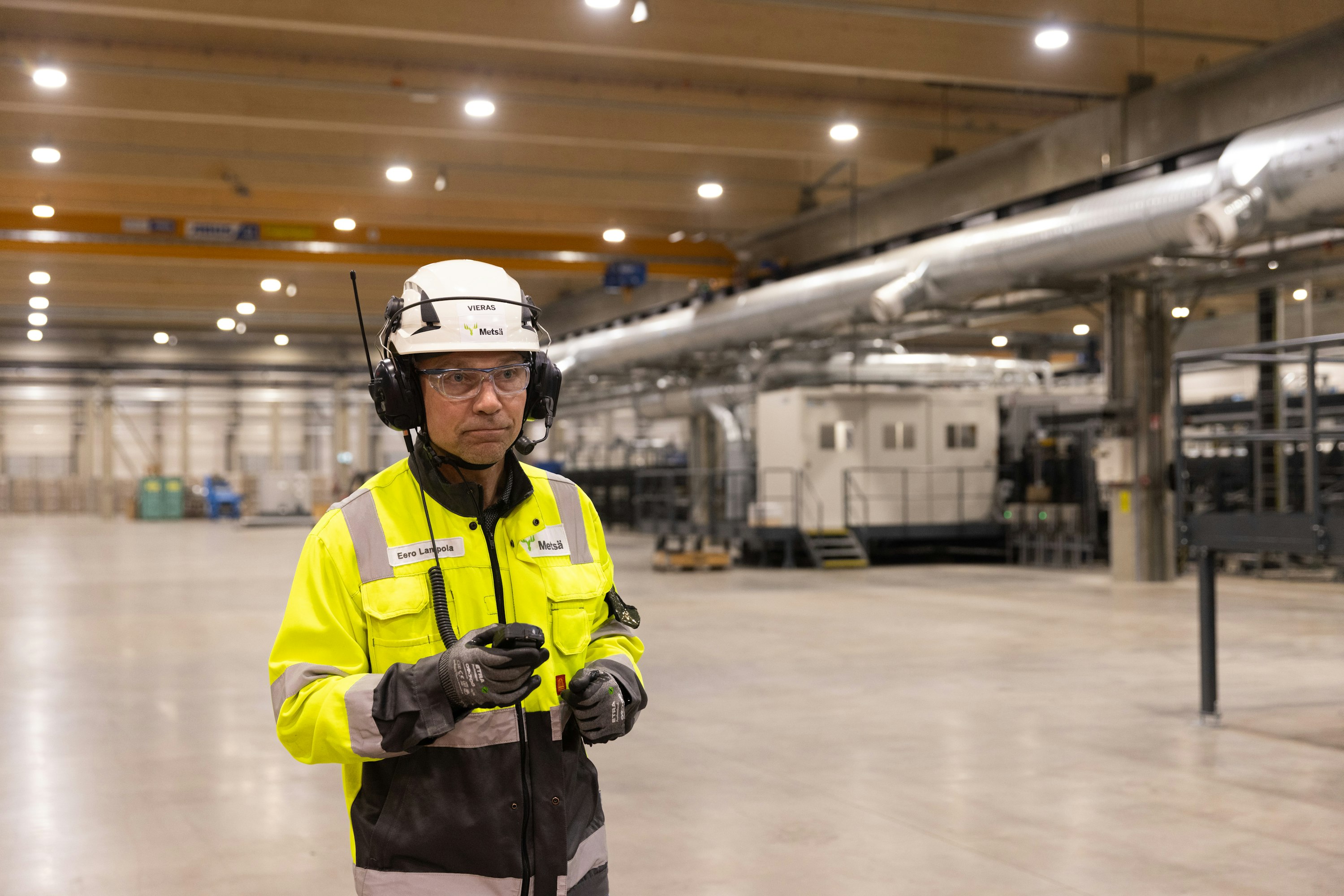 Kuvassa Äänekosken kertopuutehtaan projektijohtaja Eero Lampola.