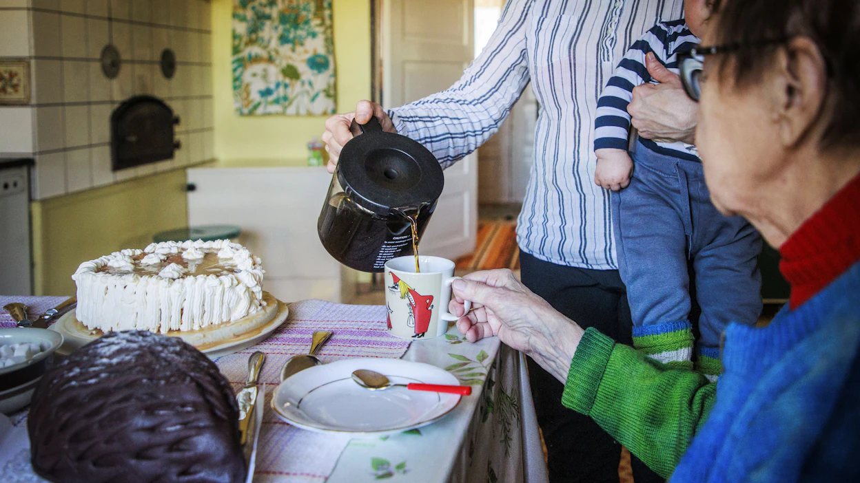 Kahvi on suomalaisten kansallisjuoma, jonka äärellä on helppo tavata sukua ja ystäviä. Kuvituskuva.