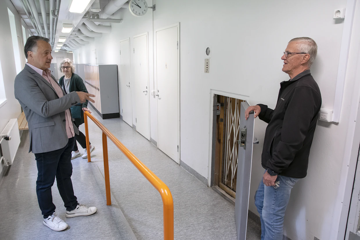 Ennen isoa ruokalaa ruoka kuljetettiin kerrosten välillä tavarahissillä. Hissi toimii edelleen ja on kätevä esimerkiksi isojen kirjakasojen kuljettamiseen.