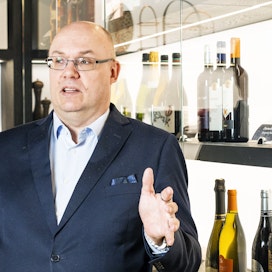 K-ryhmä on tuonut maahan viinejä vuodesta 1995. &quot;Olemme maan johtava tukkuri ravintoloille, joten meillä on vahvaa osaamista”, Ari Akseli sanoo Keskon pääkonttorilla Helsingin Kalasatamassa.