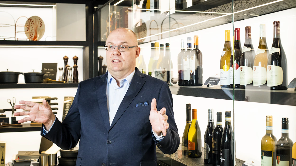 K-ryhmä on tuonut maahan viinejä vuodesta 1995. "Olemme maan johtava tukkuri ravintoloille, joten meillä on vahvaa osaamista”, Ari Akseli sanoo Keskon pääkonttorilla Helsingin Kalasatamassa.