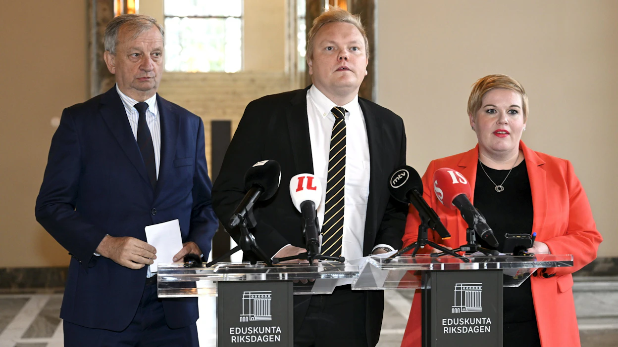 Arkistokuvassa Liike Nytin puheenjohtaja Harry Harkimo (vas.) sekä keskustan eduskuntaryhmän puheenjohtaja Antti Kurvinen ja puolueen puheenjohtaja Annika Saarikko.