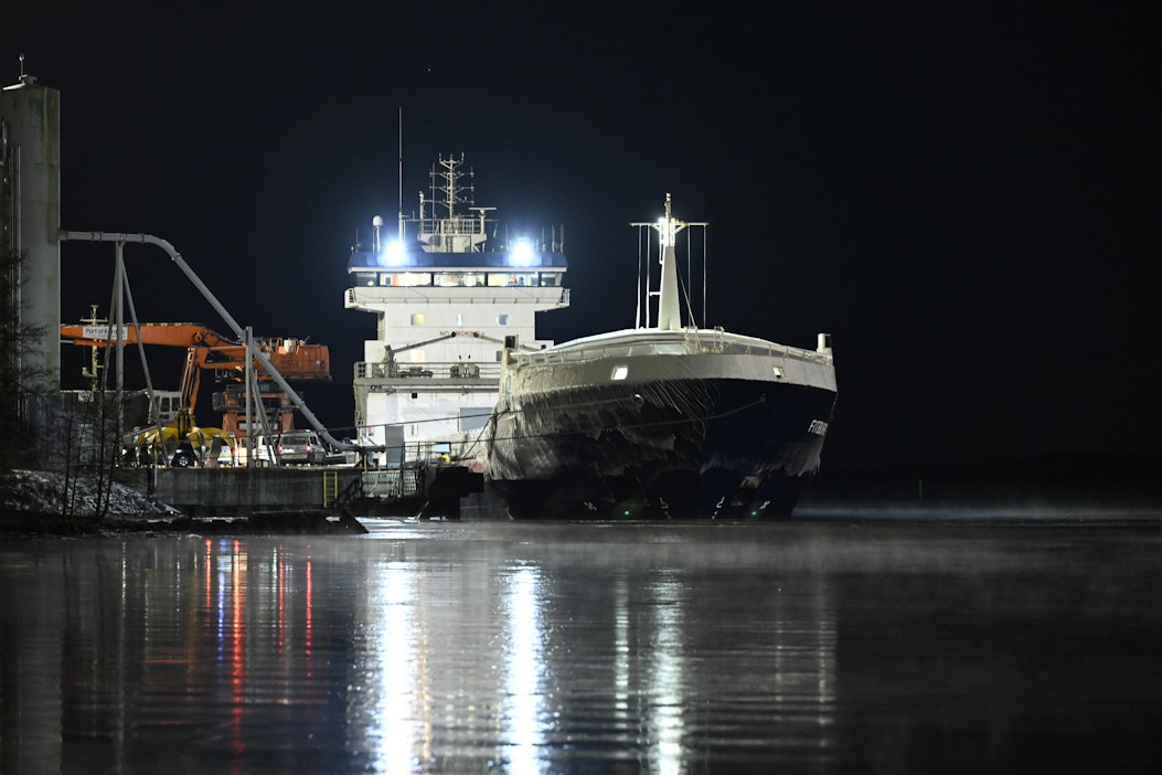 Tulli suoritti rahtilaivalle eilen alustarkastuksen. LEHTIKUVA / Roni Rekomaa.
