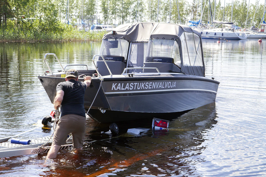 Suomessa kalastamista valvovat valtuutettujen kalastuksenvalvojien lisäksi poliisi, Metsähallitus, Rajavartiolaitos, ely-keskus ja Tulli.