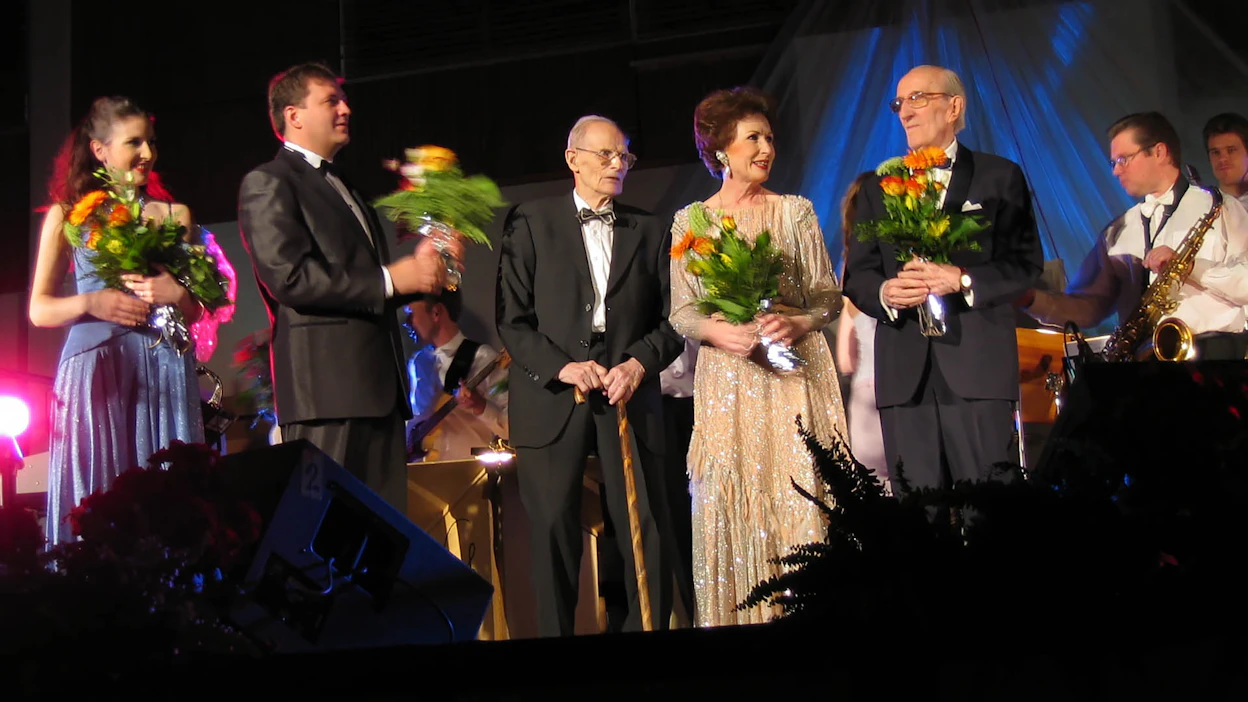 Kuvassa on keskellä Gunnar ”Goony” Strömmer Valkeakoskella vuonna 2005. Henkilöistä tunnistettavia ovat myös Maria Lund (vas.), Tamara Lund ja Erik Lindström.