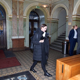 SDP:n varapuheenjohtaja Sanna Marin saapui vanhalle ylioppilastalolle MT:n ja MTK:n vaalipaneeliin.