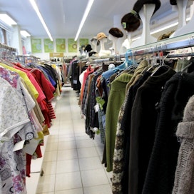 Kaikki uudet vaatteet ja muut tekstiilit kannattaa pestä ennen käyttöönottoa. Kemikaalialtistustaan voi vähentää myös ostamalla käytettyjä vaatteita.