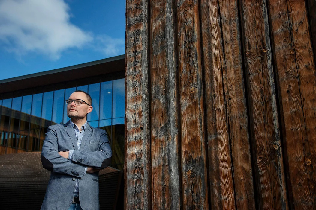 Venäjällä käydään poliittista mittelöä metsittyneistä alueista, jotka ovat virallisesti olleet maatalousmaata, ja jonka metsittäminen on ollut kiellettyä. Jos maat sallitaan metsäkäyttöön, se mahdollistaisi ensimmäistä kertaa yksityistä metsänomistusta, kertoo nuorempi tutkija Denis Dobrynin Itä-Suomen yliopistosta.