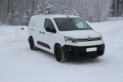 Citroën Berlingon ohjaamo on perinteisesti muotoiltu, mutta varusteet ja käytettävyys tätä päivää. Tarjolla on mm. HUD-näyttö, useita ajoavustimia ja monipuoliset säilytystilat.