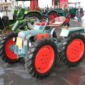 Ursus C10 Bambi -traktoria valmistettiin vuosina 1952-57 Wiebadenissa, Länsi-Saksassa. Traktoria on valmistettu eri moottorivaihtoehdoilla yhteensä 350 kpl.