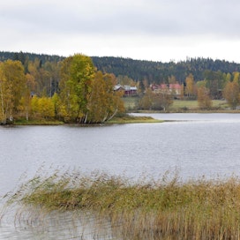 Viime viikon keskiviikkona Korpilahden Maatianjärvellä oli vilpoisen näköistä. Tällä viikolla Suomeen saattaa kuitenkin levitä hyvin lämmintä ilmaa ja sopivissa olosuhteissa lämpömittarit saattavat näyttää jopa yli 15 lämpöastetta.