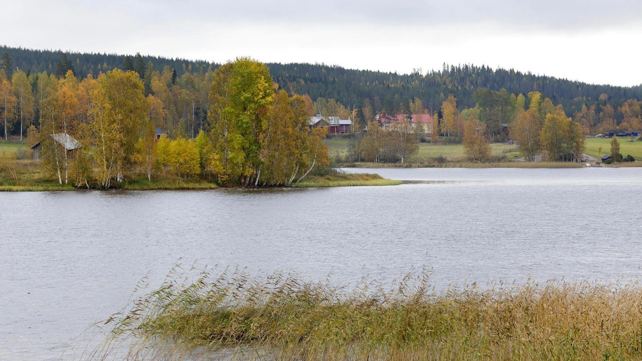 Viime viikon keskiviikkona Korpilahden Maatianjärvellä oli vilpoisen näköistä. Tällä viikolla Suomeen saattaa kuitenkin levitä hyvin lämmintä ilmaa ja sopivissa olosuhteissa lämpömittarit saattavat näyttää jopa yli 15 lämpöastetta.