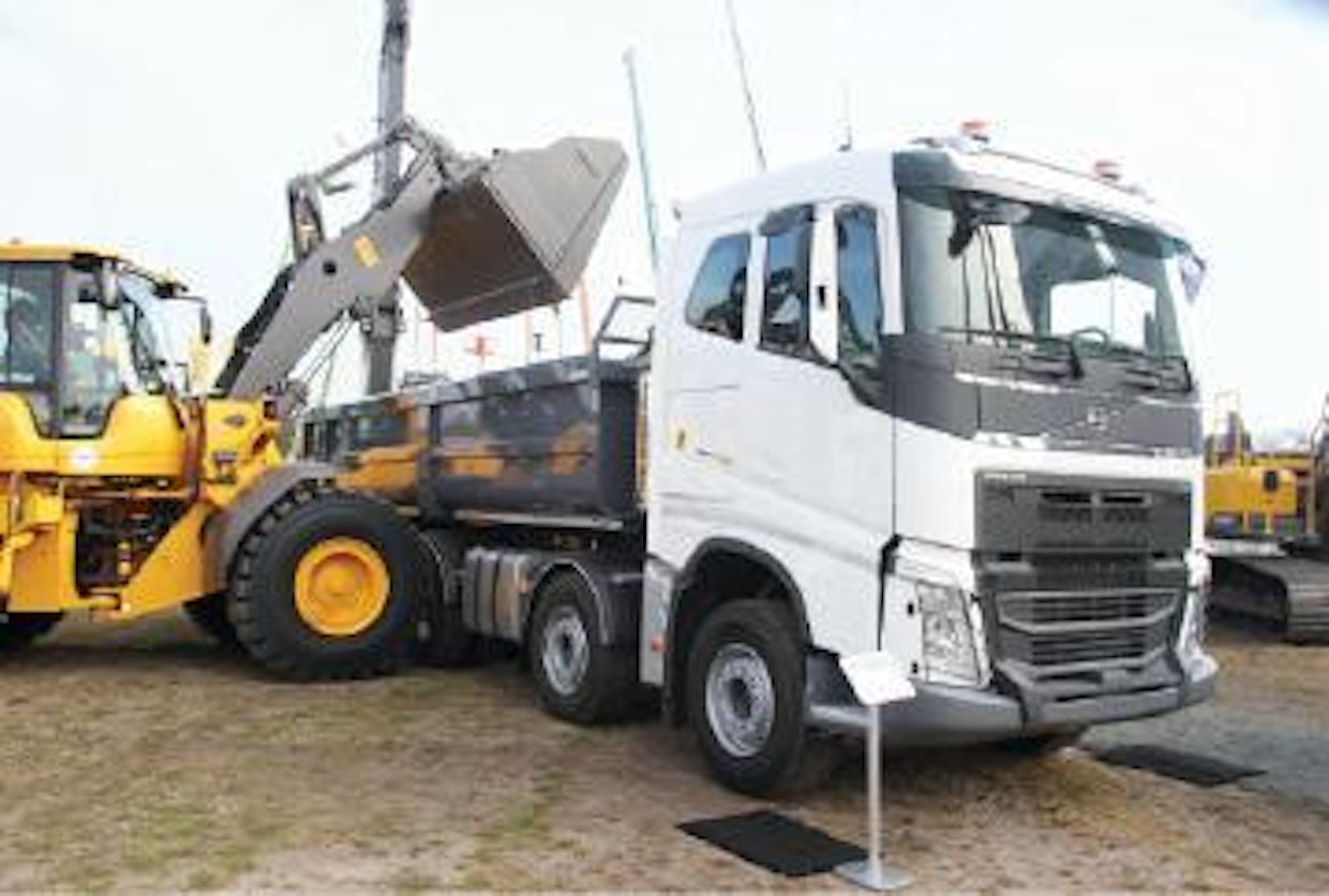 Volvo esitteli ensimmäisen maansiirtokäyttöön rakennetun FH Xpro järeällä etuosalla varustetun kuoma-auton. Viisiakselisessa autossa on 20 tonnin etuakseli, kuormanilmaisin sekä Volvo Dynamic Steering -ohjausjärjestelmä. Auton tekninen yhdistelmämassa on 80 tonnia. (TR)