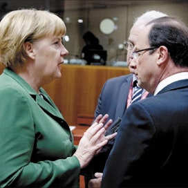 Saksan liittokansleri Angela Merkel ja Ranskan presidentti François Hollande (edessä selin) pääsivät torstai-iltana sopuun euromaiden yhteisen pankkivalvonnan aikataulusta. Lopulliset päätökset uudesta valvojasta on tarkoitus tehdä joulukuun EU-huippukokouksessa. Eurooppa-neuvosto