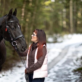 Tuija Välipakka käy nykyisin Niihama Riding -tallilla. Hän on kirjoittanut mielessään runoja hevosen selässäkin. ”Vain kerran olen pudonnut sen takia.”  Rami Marjamäki