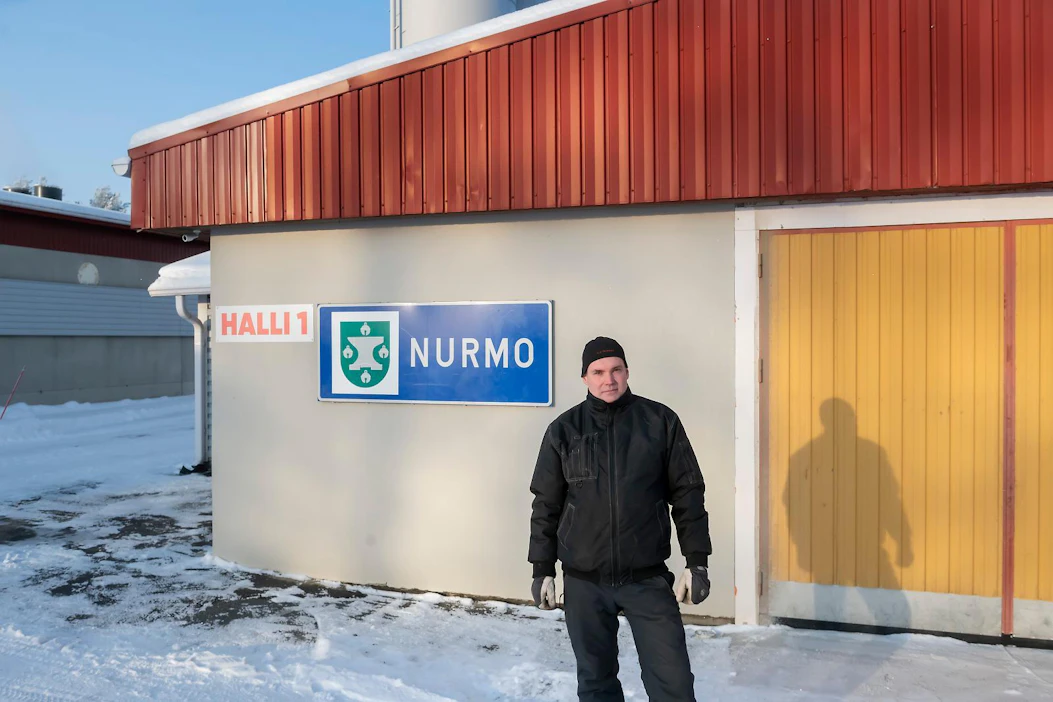 Nurmolainen maatalousyrittäjä Aki Ylinen (kesk.) on istunut Seinäjoen kaupunginvaltuustossa vuodesta 2013 asti. Nurmolainen identiteetti ei häviä. Ylisten keskimmäisen broilerihallin seinässä on Nurmon kuntarajasta kertova tiekyltti.