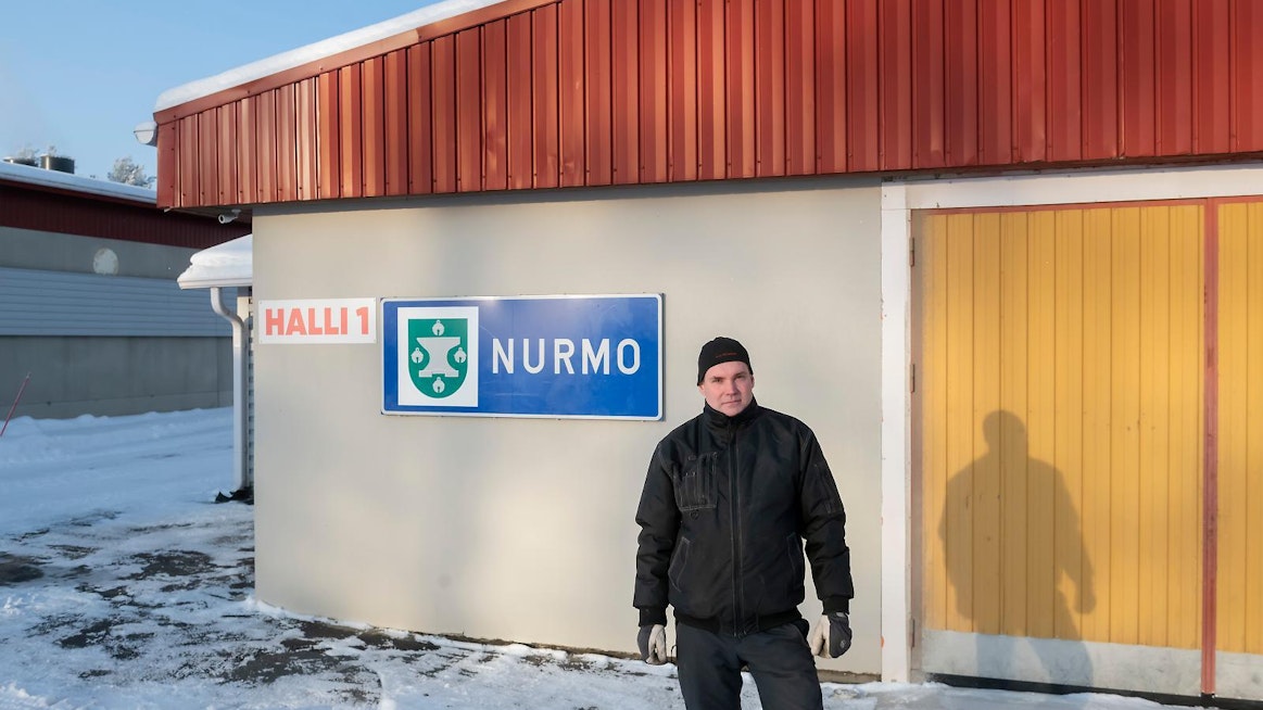 Nurmolainen maatalousyrittäjä Aki Ylinen (kesk.) on istunut Seinäjoen kaupunginvaltuustossa vuodesta 2013 asti. Nurmolainen identiteetti ei häviä. Ylisten keskimmäisen broilerihallin seinässä on Nurmon kuntarajasta kertova tiekyltti.