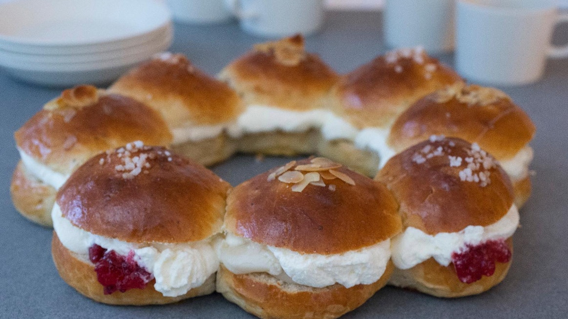Laskiaisen pullakranssi on täytetty mantelimassalla, vadelmahillolla ja kermavaahdolla.