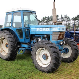 Ford 8210 -traktoria valmistettiin vuosina 1982-85.