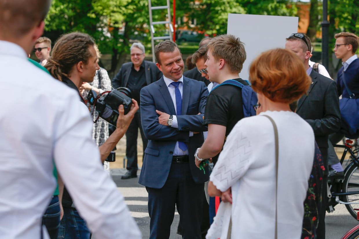 Köyliöstä syntyisin oleva ja Turussa asuva Petteri Orpo kampanjoi maanantaina kotikentällään Turun kirjastosillan kupeessa.