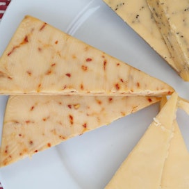 Maailmanmarkkinoilla myydään muun muassa väärennettyjä juustoja. Kuvituskuva.