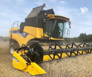 New Holland CH7.70 täydentää valmistajan puimurivalikoimaa. Suorituskyvyltään ja hinnaltaan uusi hybridipuimuri asettuu CX6- ja CX7-kohlinpuimurimallien väliin.
