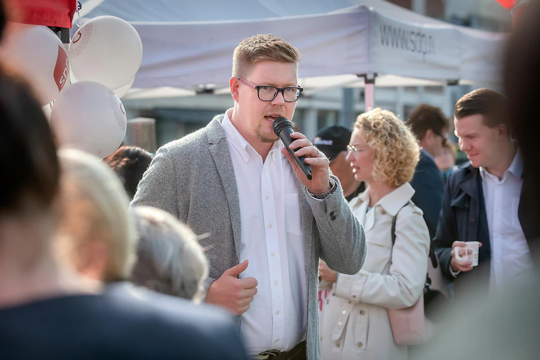 SDP:n eduskuntaryhmän puheenjohtaja Antti Lindtman Vaasan torilla yleisötilaisuudessa 23. elokuuta.