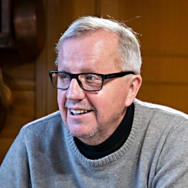 Juha Korkeaojan mielestä Katri Kulmunin ei pitäisi maksaa itse koulutuksiaan.