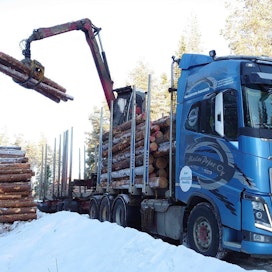 Metsähallituksen suurimmat päästölähteet metsänhoidossa liittyvät puunkorjuuseen ja kuljetuksiin.