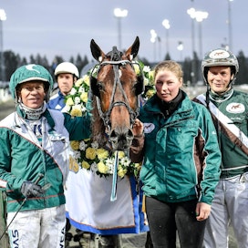 Ohjastaja Örjan Kihlström (vas.), hoitaja Jennie Ek ja valmentaja Pasi Aikio saivat juhlia Norrbottens Stora Prisin voittoa Bodenissa.